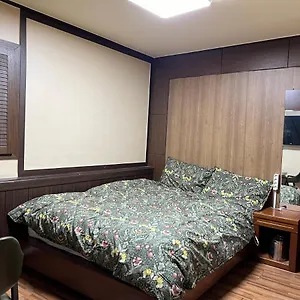 Brown Hostal
